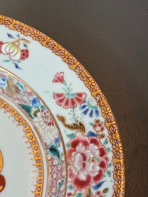 A Chinese armorial export famille rose plate with the arms of Neufville for the Dutch market, Yongzheng — 照片 4