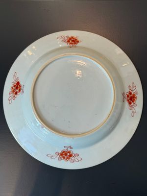 A Chinese armorial export famille rose plate with the arms of Neufville for the Dutch market, Yongzheng — 照片 5
