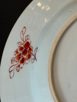 A Chinese armorial export famille rose plate with the arms of Neufville for the Dutch market, Yongzheng — 照片 6