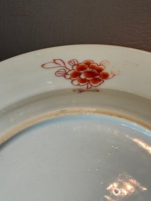 A Chinese armorial export famille rose plate with the arms of Neufville for the Dutch market, Yongzheng — 照片 7