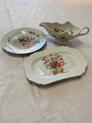 A Chinese armorial plate, a serving dish and a sauce boat with the arms of de Heere for the Dutch market, Qianlong, ca. 1735-1765 — photo 1
