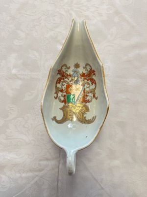 A Chinese armorial plate, a serving dish and a sauce boat with the arms of de Heere for the Dutch market, Qianlong, ca. 1735-1765 — photo 11