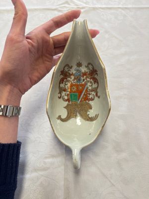 A Chinese armorial plate, a serving dish and a sauce boat with the arms of de Heere for the Dutch market, Qianlong, ca. 1735-1765 — photo 12