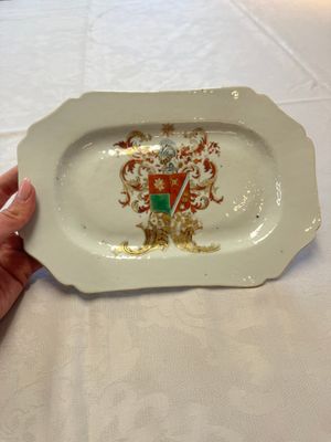 A Chinese armorial plate, a serving dish and a sauce boat with the arms of de Heere for the Dutch market, Qianlong, ca. 1735-1765 — photo 13