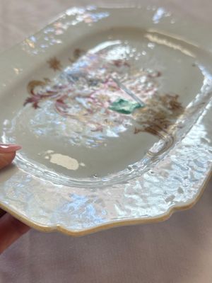 A Chinese armorial plate, a serving dish and a sauce boat with the arms of de Heere for the Dutch market, Qianlong, ca. 1735-1765 — photo 14
