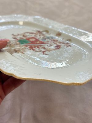 A Chinese armorial plate, a serving dish and a sauce boat with the arms of de Heere for the Dutch market, Qianlong, ca. 1735-1765 — photo 17
