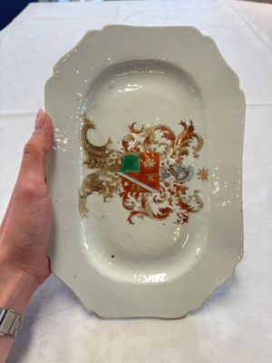A Chinese armorial plate, a serving dish and a sauce boat with the arms of de Heere for the Dutch market, Qianlong, ca. 1735-1765 — photo 18