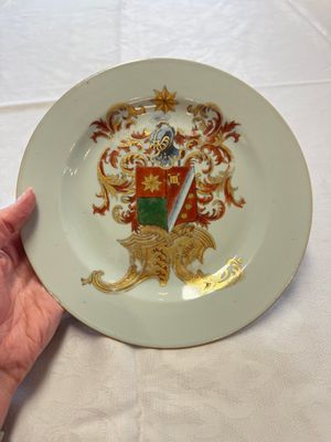 A Chinese armorial plate, a serving dish and a sauce boat with the arms of de Heere for the Dutch market, Qianlong, ca. 1735-1765 — photo 20