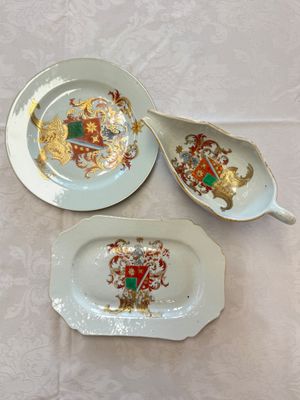 A Chinese armorial plate, a serving dish and a sauce boat with the arms of de Heere for the Dutch market, Qianlong, ca. 1735-1765 — photo 2