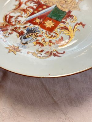 A Chinese armorial plate, a serving dish and a sauce boat with the arms of de Heere for the Dutch market, Qianlong, ca. 1735-1765 — photo 23