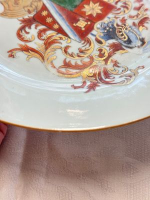 A Chinese armorial plate, a serving dish and a sauce boat with the arms of de Heere for the Dutch market, Qianlong, ca. 1735-1765 — photo 24