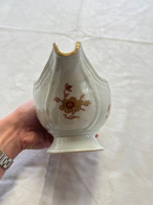 A Chinese armorial plate, a serving dish and a sauce boat with the arms of de Heere for the Dutch market, Qianlong, ca. 1735-1765 — photo 4