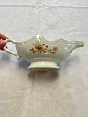 A Chinese armorial plate, a serving dish and a sauce boat with the arms of de Heere for the Dutch market, Qianlong, ca. 1735-1765 — photo 5