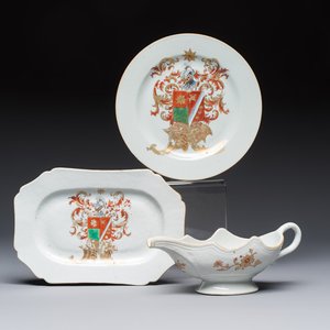 A Chinese armorial plate, a serving dish and a sauce boat with the arms of de Heere for the Dutch market, Qianlong, ca. 1735-1765 — photo 1