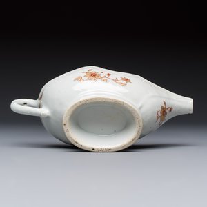 A Chinese armorial plate, a serving dish and a sauce boat with the arms of de Heere for the Dutch market, Qianlong, ca. 1735-1765 — photo 11