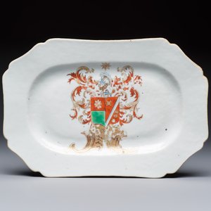 A Chinese armorial plate, a serving dish and a sauce boat with the arms of de Heere for the Dutch market, Qianlong, ca. 1735-1765 — photo 2