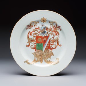 A Chinese armorial plate, a serving dish and a sauce boat with the arms of de Heere for the Dutch market, Qianlong, ca. 1735-1765 — photo 4