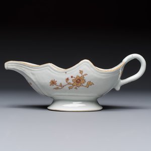 A Chinese armorial plate, a serving dish and a sauce boat with the arms of de Heere for the Dutch market, Qianlong, ca. 1735-1765 — photo 6