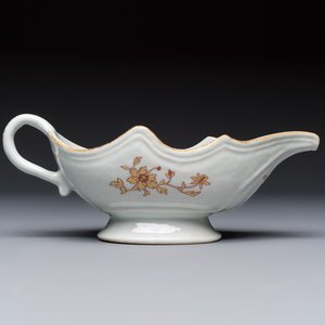 A Chinese armorial plate, a serving dish and a sauce boat with the arms of de Heere for the Dutch market, Qianlong, ca. 1735-1765 — photo 8