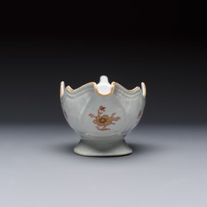 A Chinese armorial plate, a serving dish and a sauce boat with the arms of de Heere for the Dutch market, Qianlong, ca. 1735-1765 — photo 9