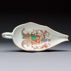 A Chinese armorial plate, a serving dish and a sauce boat with the arms of de Heere for the Dutch market, Qianlong, ca. 1735-1765 — photo 10