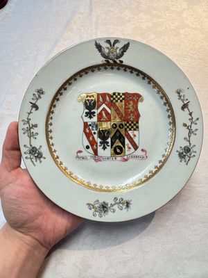 A Chinese armorial plate with the arms of Bouverie quartering Urry and Clarke impaling Pleydell for the English market, Qianlong, ca. 1748 — foto 1