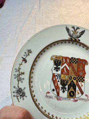 A Chinese armorial plate with the arms of Bouverie quartering Urry and Clarke impaling Pleydell for the English market, Qianlong, ca. 1748 — foto 2