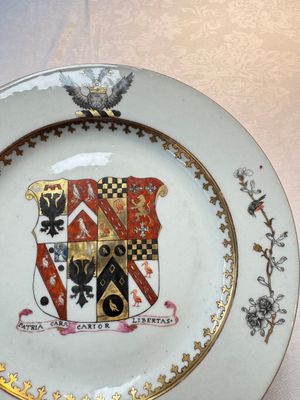 A Chinese armorial plate with the arms of Bouverie quartering Urry and Clarke impaling Pleydell for the English market, Qianlong, ca. 1748 — foto 3