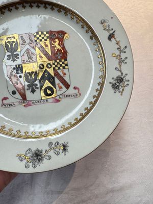 A Chinese armorial plate with the arms of Bouverie quartering Urry and Clarke impaling Pleydell for the English market, Qianlong, ca. 1748 — foto 4