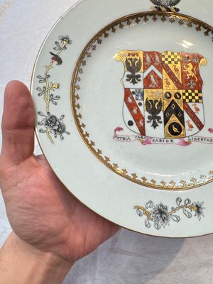 A Chinese armorial plate with the arms of Bouverie quartering Urry and Clarke impaling Pleydell for the English market, Qianlong, ca. 1748 — foto 5