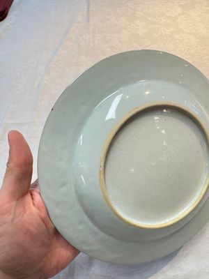 A Chinese armorial plate with the arms of Bouverie quartering Urry and Clarke impaling Pleydell for the English market, Qianlong, ca. 1748 — foto 7