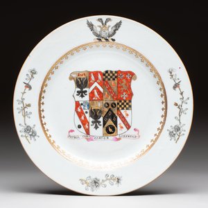 A Chinese armorial plate with the arms of Bouverie quartering Urry and Clarke impaling Pleydell for the English market, Qianlong, ca. 1748 — foto 1