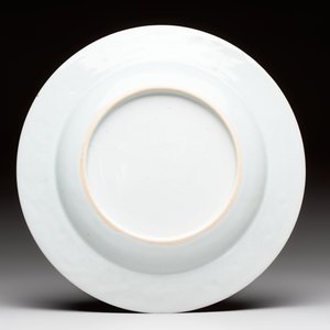 A Chinese armorial plate with the arms of Bouverie quartering Urry and Clarke impaling Pleydell for the English market, Qianlong, ca. 1748 — foto 2