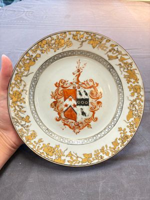 A Chinese armorial plate with the arms of Carr and Kerr impaling Bigge for the English market, Yongzheng, ca. 1735 — photo 1