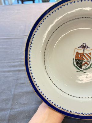 A Chinese armorial plate with the arms of Chadwick quartering Malvesyn, Carden and Bagot, Qianlong, dated 24 Jan. 1791 — photo 4