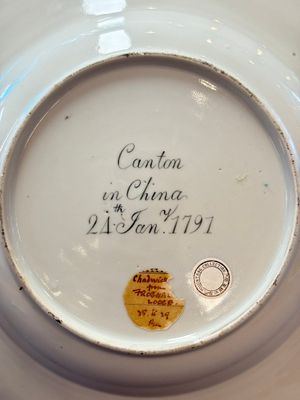 A Chinese armorial plate with the arms of Chadwick quartering Malvesyn, Carden and Bagot, Qianlong, dated 24 Jan. 1791 — photo 6