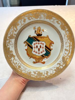 A Chinese armorial plate with the arms of Hanbury with Comyn in pretence, Yongzheng, ca. 1735 — foto 1
