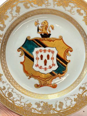 A Chinese armorial plate with the arms of Hanbury with Comyn in pretence, Yongzheng, ca. 1735 — foto 2