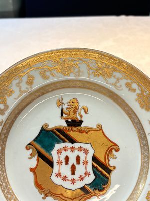 A Chinese armorial plate with the arms of Hanbury with Comyn in pretence, Yongzheng, ca. 1735 — foto 3