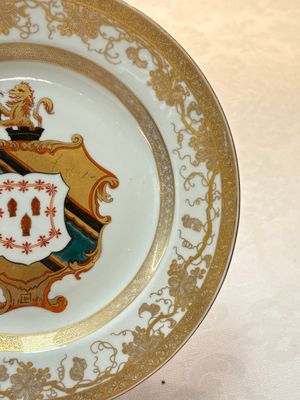 A Chinese armorial plate with the arms of Hanbury with Comyn in pretence, Yongzheng, ca. 1735 — foto 4