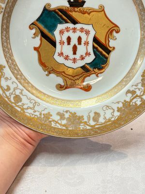 A Chinese armorial plate with the arms of Hanbury with Comyn in pretence, Yongzheng, ca. 1735 — foto 5
