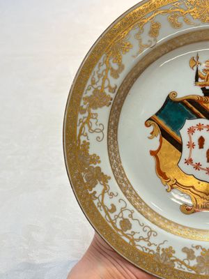 A Chinese armorial plate with the arms of Hanbury with Comyn in pretence, Yongzheng, ca. 1735 — foto 6