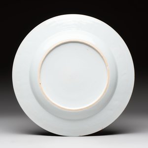 A Chinese armorial plate with the arms of Hanbury with Comyn in pretence, Yongzheng, ca. 1735 — foto 2
