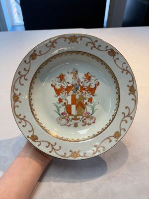 A Chinese armorial plate with the arms of Tuite impaling Stafford for the English market, Qianlong, ca. 1752 — 照片 1