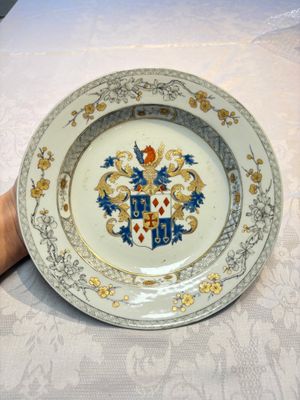 A Chinese armorial plate with the arms of Van Reverhorst for the Dutch market, Qianlong, ca. 1743-45 — photo 1