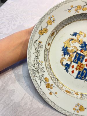 A Chinese armorial plate with the arms of Van Reverhorst for the Dutch market, Qianlong, ca. 1743-45 — photo 7