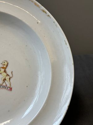 A Chinese armorial plate with the coat of arms of Lord Percy Clinton Sydney Smith, Viscount of Strangford, Jiaqing — 照片 3