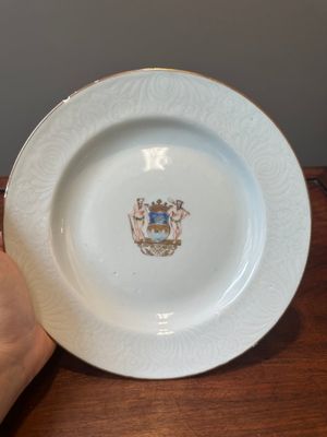 A Chinese armorial plate with the coat of arms of the Broman family for the Swedish market, Qianlong, ca. 1747 — 照片 1