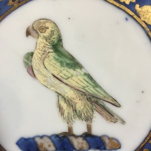 A Chinese armorial porcelain plate with a parrot, Yongzheng, ca. 1725 — photo 3