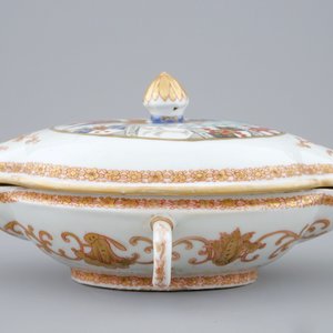 A Chinese armorial sauce boat and cover with Van Reverhorst coat of arms, Qianlong, ca. 1745 — photo 4